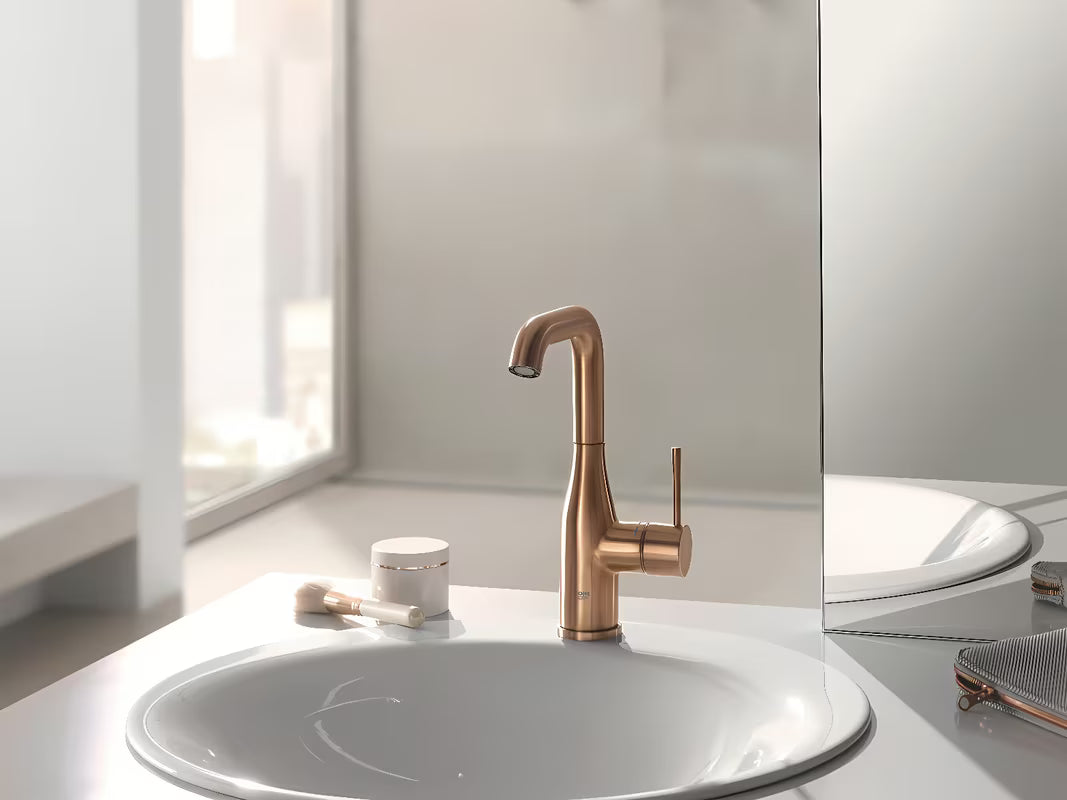 Visoka jednoručna baterija miješalica za umivaonik Grohe Essence New u završnoj obradi Brushed Warm Sunset s okretnim izljevom.