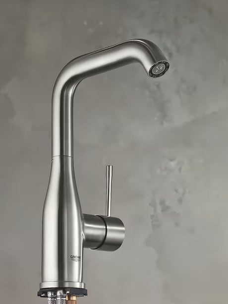 Visoka jednoručna baterija miješalica za umivaonik Grohe Essence New u izvedbi supersteel sa zakretnim izljevom