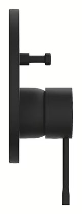 Podžbukna tuš i miješalica za kadu Grohe Essence u izvedbi phantom black s ručicom.