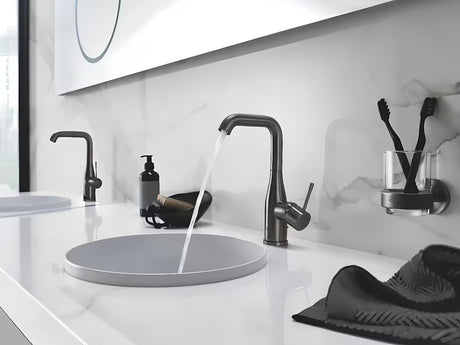 Držač Grohe Essentials pro za posudicu za sapun ili čašu u izvedbi Brushed Hard Graphite sa skrivenim pričvršćenjem.