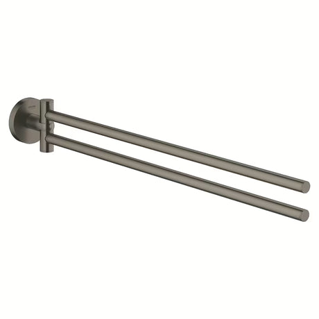 Rotirajući držač ručnika Grohe Essentials u izvedbi Brushed Hard Graphite s dva kraka i skrivenim pričvršćenjem.