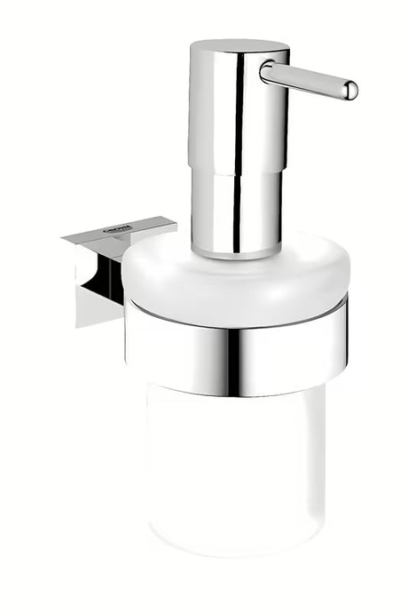Zidni dozator tekućeg sapuna Grohe Essentials Cube u krom izvedbi sa staklenom posudom.
