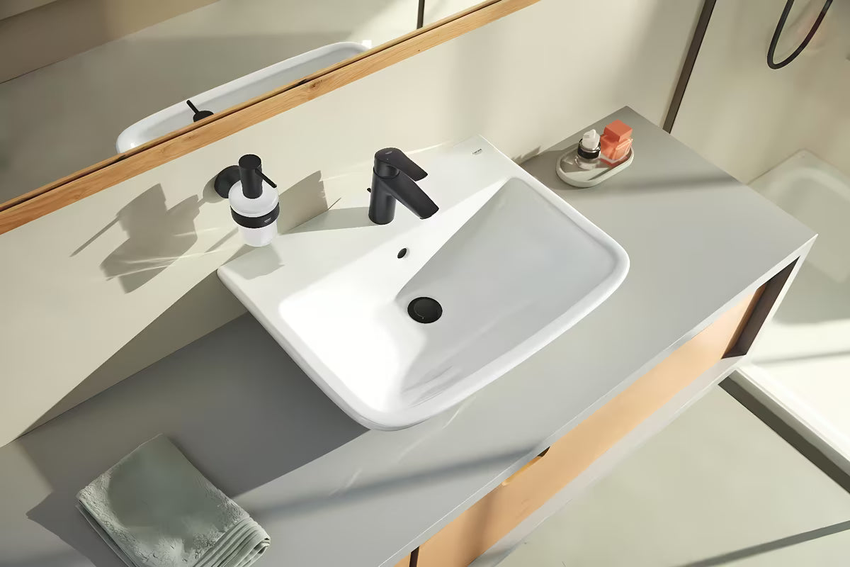 Dozator sapuna Grohe Essentials u mat crnoj izvedbi sa staklenom posudicom i metalnim držačem