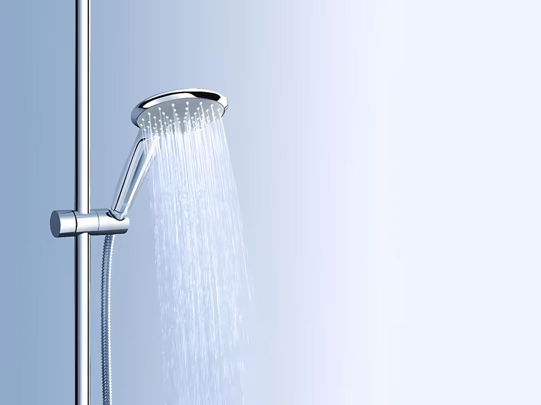 Tuš set Grohe Euphoria 110 Duo u kromiranoj izvedbi s ručnim tušem, tuš šipkom, crijevom i policom EasyReach.