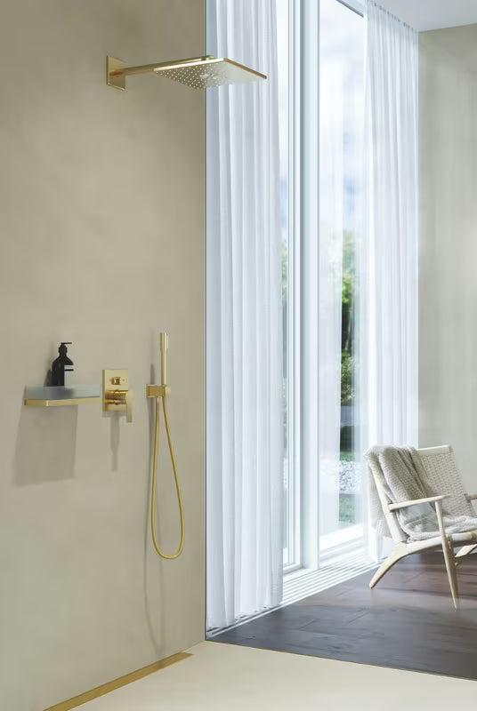Podžbukni priključak Grohe Euphoria Cube sa zidnim držačem tuševi u završnoj obradi Cool Sunrise brushed.