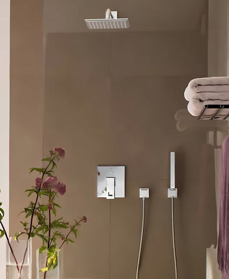 Set za Kadu Grohe Euphoria Cube u krom izvedbi s ručnim tušem, držačem i crijevom za tuš Silverflex 1 250 mm.