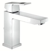 Kromirana jednoručna baterija miješalica za umivaonik Grohe Eurocube sa srednje visokim izljevom i odvodnim setom.