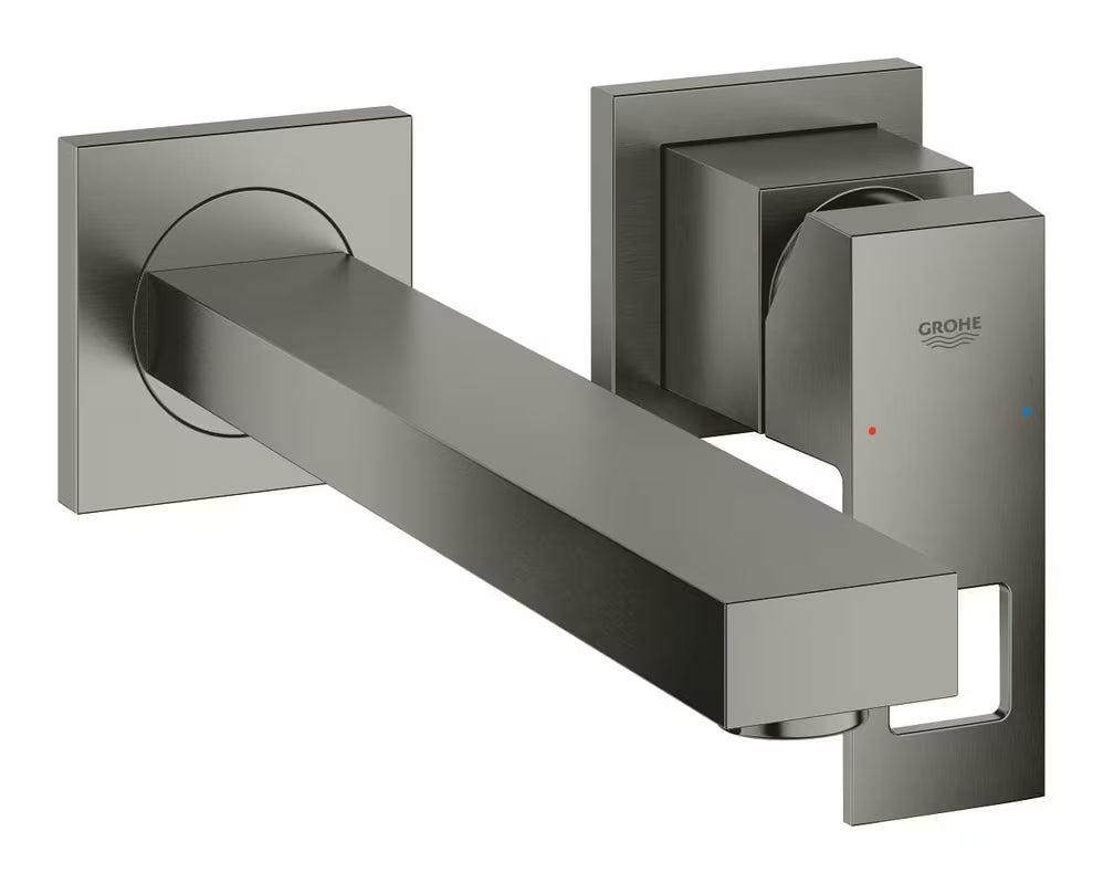 Podžbukna zidna miješalica za umivaonik Grohe Eurocube u izvedbi brušeni Hard Graphite s četvrtastim dizajnom.