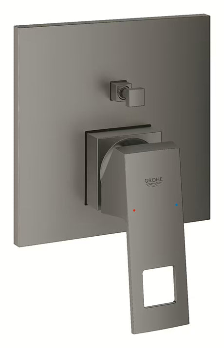 Podžbukna tuš i miješalica za kadu Grohe Eurocube u izvedbi brušeni Hard Graphite s 2-smjernim preusmjerivačem.