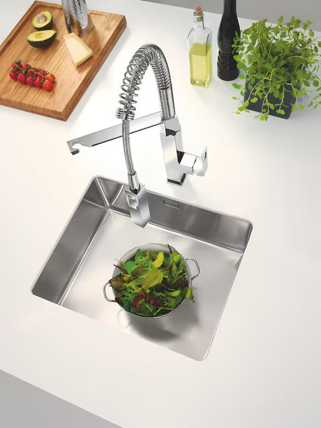 Jednoručna Baterija stojeća miješalica za sudoper Grohe Eurocube s okretnim izljevom u izvedbi supersteel.