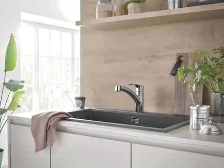 Kromirana jednoručna baterija stojeća miješalica za sudoper Grohe Eurosmart s izvlačivim tušem i s dva mlaza.