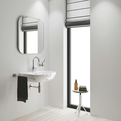 Visoka kromirana miješalica za umivaonik Grohe Eurosmart Cosmopolitan sa zakretnim izljevom i upravljanjem ručicom.