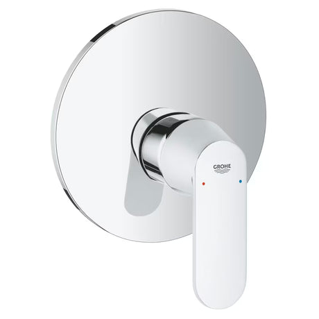 Podžbukna miješalica za tuš Grohe Eurosmart Cosmopolitan u krom izvedbi s ručicom.