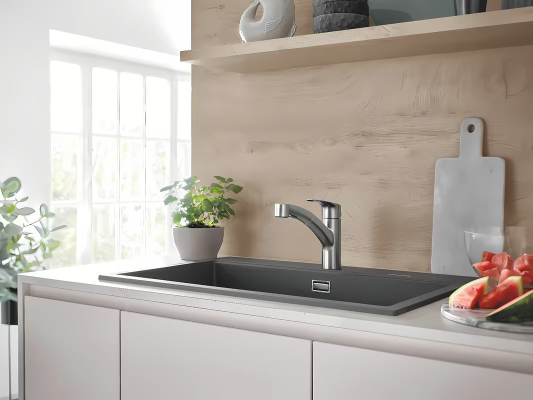 Jednoručna Baterija stojeća miješalica za sudoper Grohe Eurosmart New u izvedbi supersteel s okretnim izljevom.