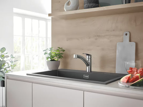 Jednoručna Baterija stojeća miješalica za sudoper Grohe Eurosmart New u izvedbi supersteel s okretnim izljevom.