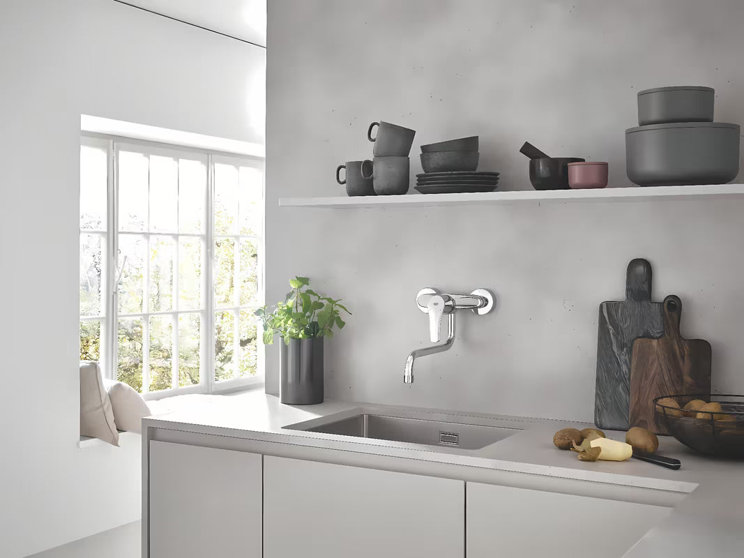 Kromirana zidna miješalica za sudoper Grohe Eurosmart New s ručicom i zakretnim izljevom.