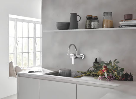 Grohe Eurosmart New jednoručna baterija zidna miješalica za sudoper u krom izvedbi s okretnim izljevom.