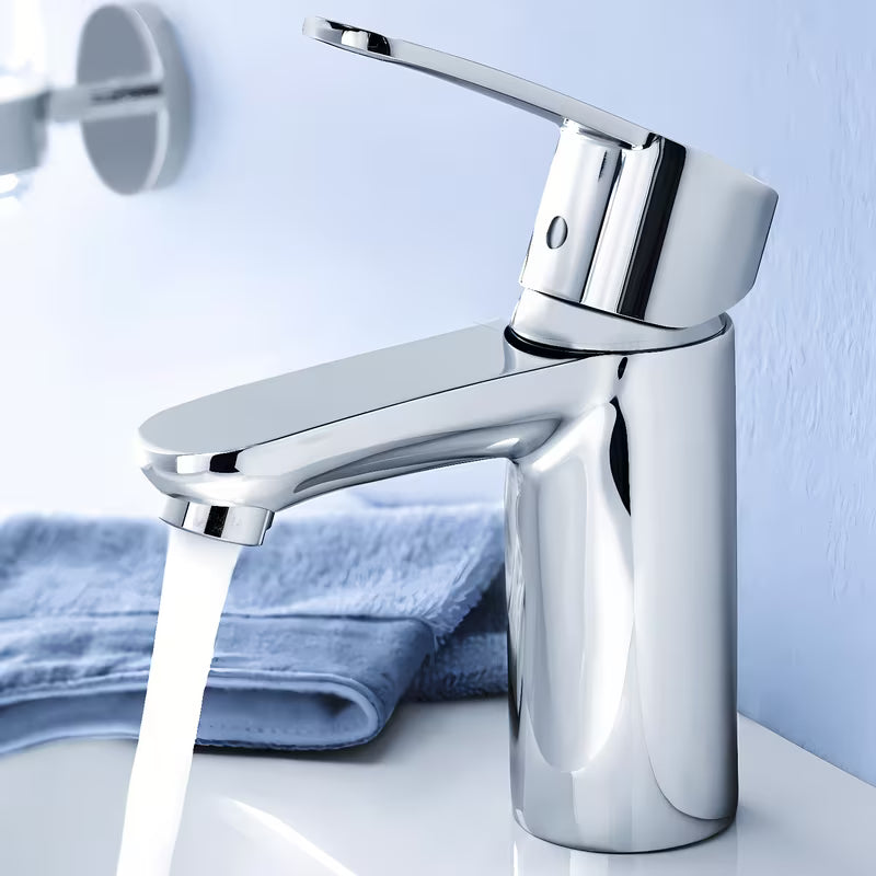Kromirana miješalica za umivaonik Grohe Eurostyle Cosmopolitan s ručicom i štedljivom tehnologijom EcoJoy.