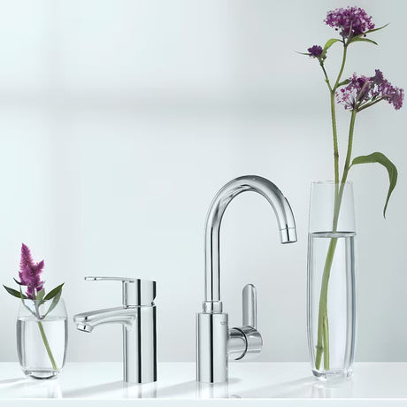 Kromirana miješalica za umivaonik Grohe Eurostyle Cosmopolitan s ručicom i štedljivom tehnologijom EcoJoy.