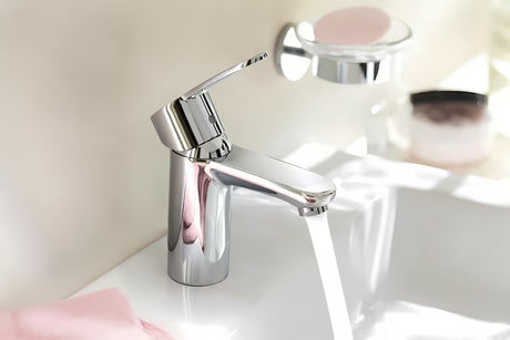 Kromirana miješalica za umivaonik Grohe Eurostyle Cosmopolitan s ručicom i štedljivom tehnologijom EcoJoy.