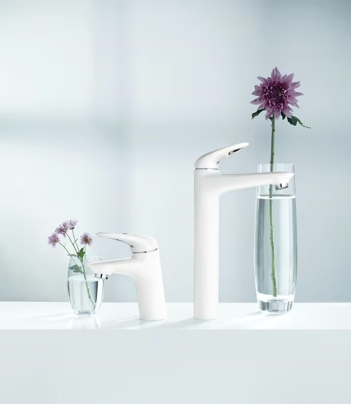 Visoka jednoručna baterija miješalica za umivaonik Grohe Eurostyle New u izvedbi Moon White pro samostojeći umivaonici .