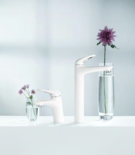 Visoka jednoručna baterija miješalica za umivaonik Grohe Eurostyle New u izvedbi Moon White pro samostojeći umivaonici .