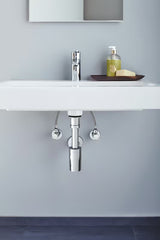 Kutni ventil Grohe u izvedbi chrome s metalnom rozetom i ergonomskom metalnom ručkom.