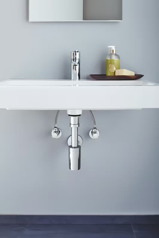 Kutni ventil Grohe u izvedbi chrome s metalnom rozetom i ergonomskom metalnom ručkom.