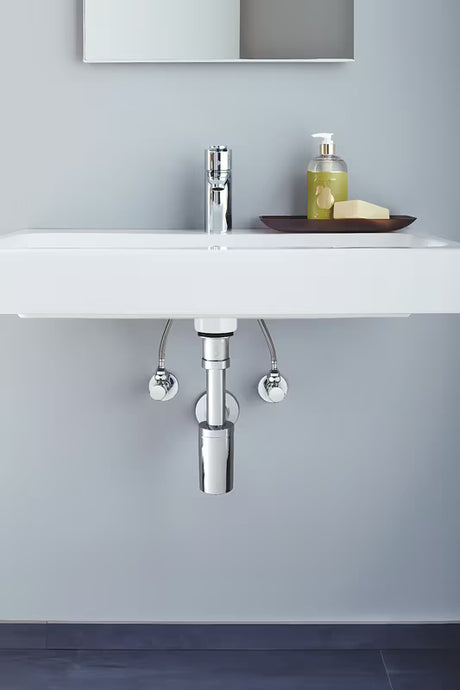 Kutni ventil Grohe u izvedbi chrome s metalnom rozetom i ergonomskom metalnom ručkom.