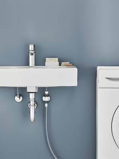 Kutni ventil Grohe u izvedbi chrome s metalnom rozetom i ergonomskom metalnom ručkom.