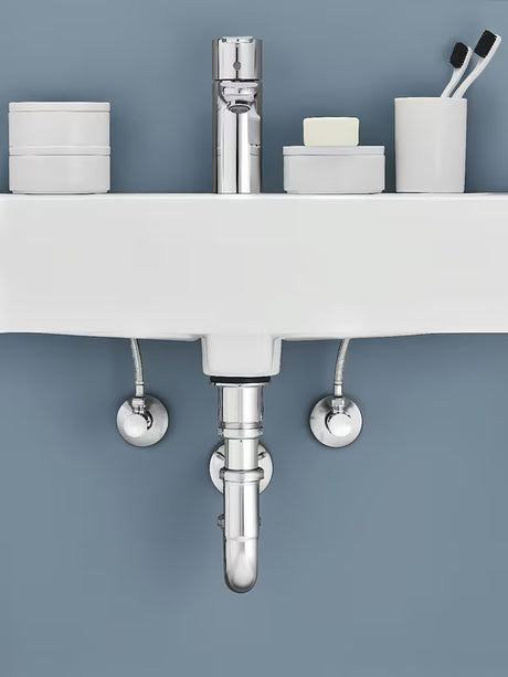 Kutni ventil Grohe u izvedbi chrome s metalnom rozetom i ergonomskom metalnom ručkom.