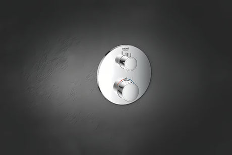 Podžbukna termostatska miješalica za tuš Grohe Grohtherm u krom izvedbi pro nadglavni i ručni tuš.