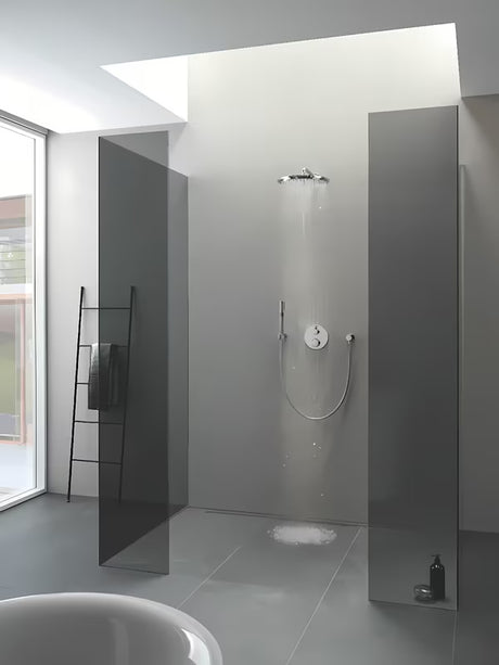 Podžbukna termostatska miješalica za tuš Grohe Grohtherm u krom izvedbi pro nadglavni i ručni tuš.