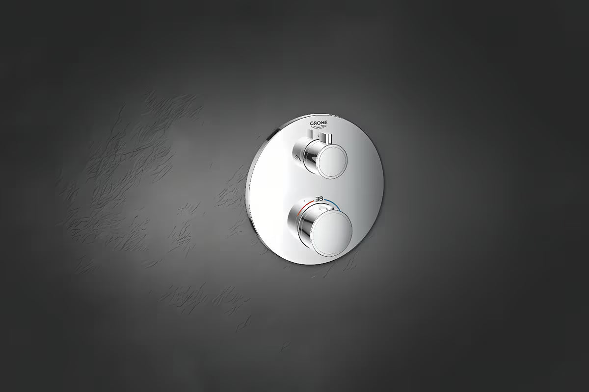 Podžbukna termostatska miješalica za tuš Grohe Grohtherm u krom izvedbi pro nadglavni i ručni tuš.