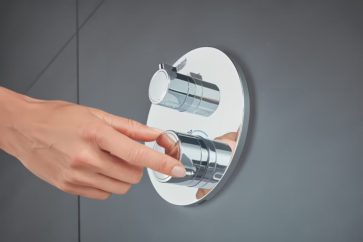 Podžbukna termostatska miješalica za tuš Grohe Grohtherm u krom izvedbi pro nadglavni i ručni tuš.