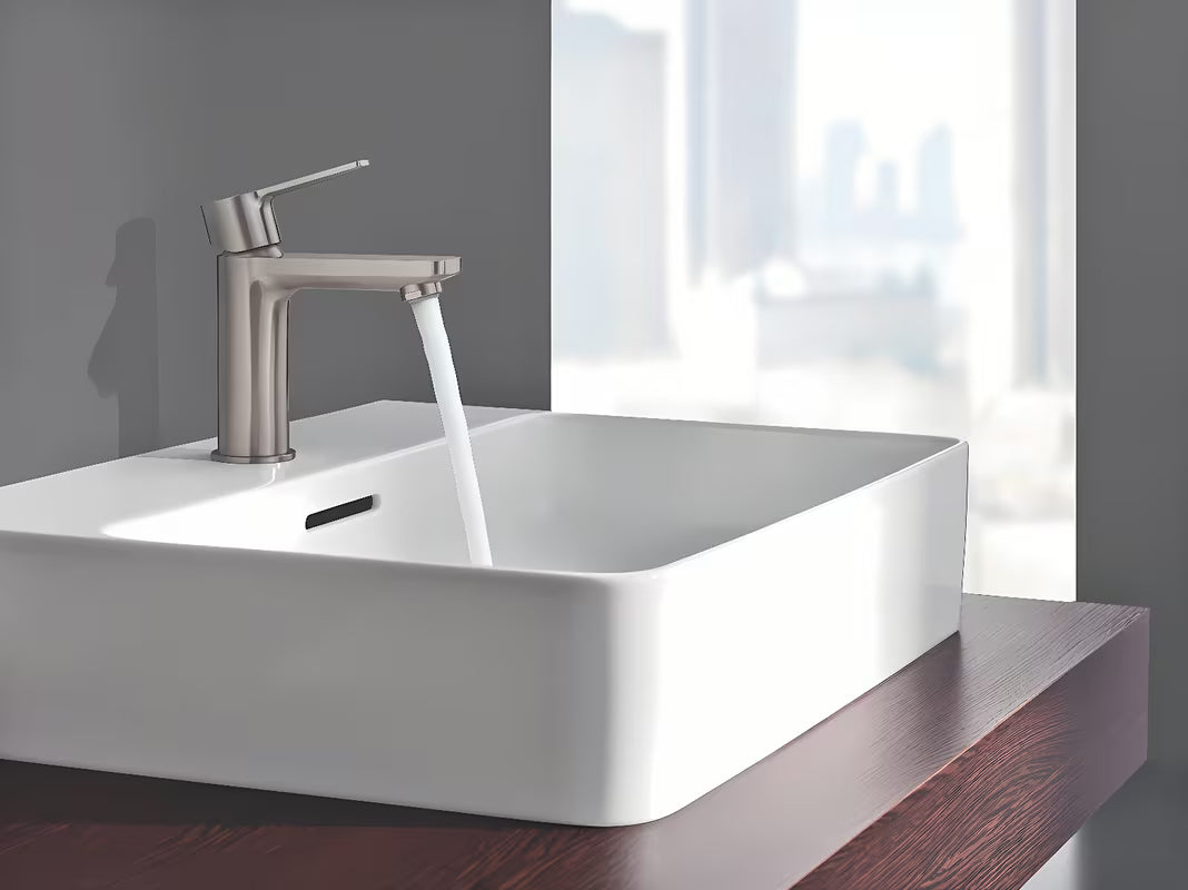 Umivaonička jednoručna baterija slavina Grohe Lineare u izvedbi supersteel s click‑clack-odvodom i s kratkim izljevom