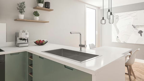 Miješalica za Sudoper Grohe Minta s visokim L izljevom i izvlačnim tušem u završnoj obradi supersteel.