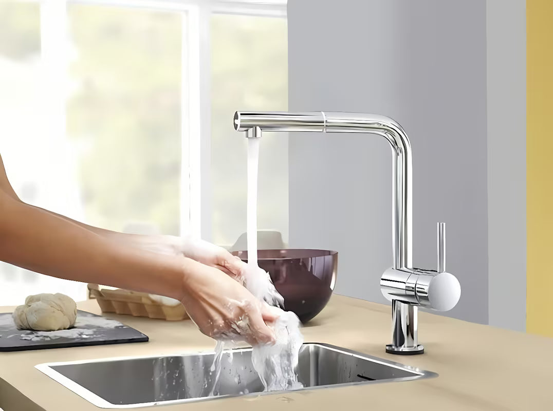 Kromirana miješalica za sudoper Grohe Minta s visokim L-izljevom i izvlačnim tušem