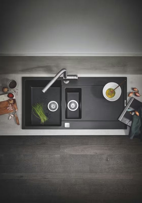 Miješalica za Sudoper Grohe Minta u izvedbi supersteel sa zakretnim L-izljevom i izvlačnim tušem.