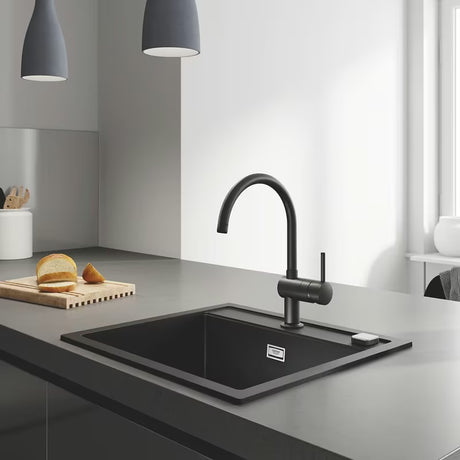 Grohe Minta jednoručna baterija miješalica za sudoper s visokom C izljevnom garniturom u crnoj mat izvedbi Velvet Black.