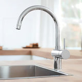 Kromirana miješalica za sudoper Grohe Minta s okretnim C izljevom pro za udobno korištenje u kuhinji.