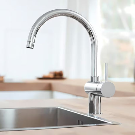 Kromirana miješalica za sudoper Grohe Minta s okretnim C izljevom pro za udobno korištenje u kuhinji.