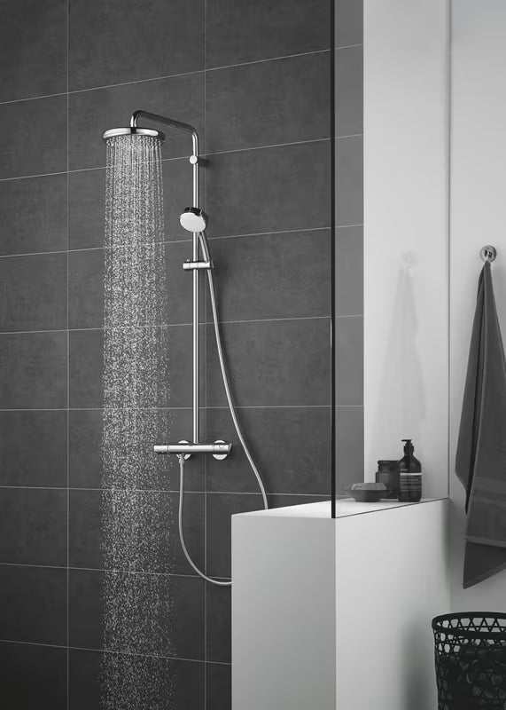 Kromirana nadglavni tuš Grohe New Tempesta 210 s mlazom Rain i tehnologijama DreamSpray i SpeedClean.