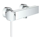 Zidna jednoručna baterija miješalica za tuš Grohe Plus u krom izvedbi.