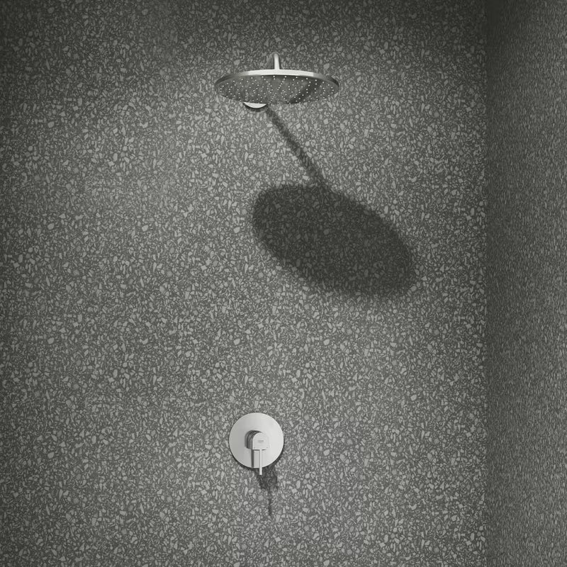 Podžbukna jednoručna baterija miješalica za tuš Grohe Plus u krom izvedbi s metalnom ručicom