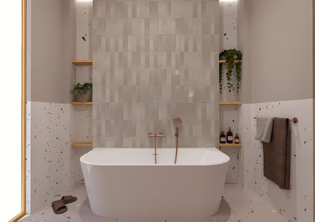 Zidni nosač ručnog tuša Grohe Rainshower s okruglom rozetom u završnoj obradi Brushed Warm Sunset.