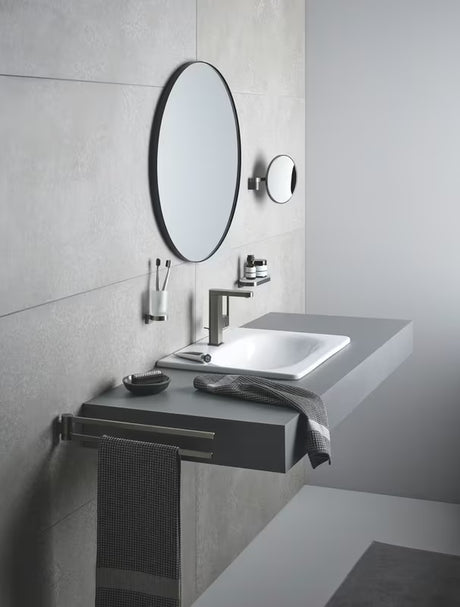 Dvostruki rotirajući držač ručnika Grohe Selection u izvedbi brušeni hard graphite sa skrivenim pričvršćenjem.