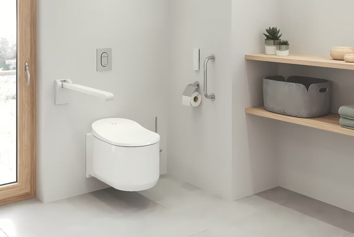 Bijeli viseće tuš WC školjke Grohe Sensia Arena s bide funkcijom i daljinskim upravljačem