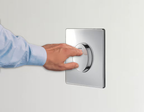 Kromirana tipka za aktiviranje Grohe Skate Air pro za jednokoličinsko ispiranje i vertikalnu ugradnju.