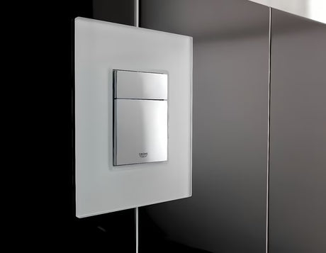 Tipka za Aktiviranje Grohe Skate Cosmopolitan sa staklenom površinom u mjesečno bijeloj boji.